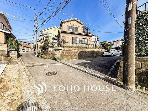 前面道路含む現地写真『快適』は「家」と「街」と「環境」が調和した時に訪れるだと改めて感じさせてくれます。