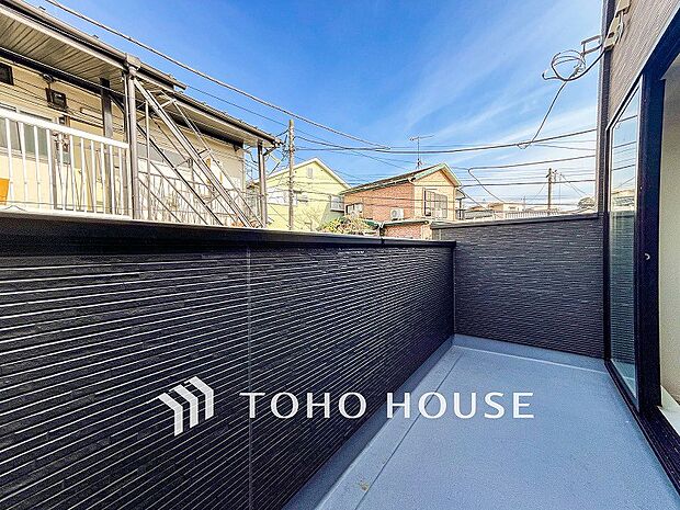 暮らしの中で光と風を演出してくれるバルコニー。