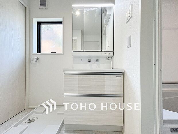 小窓が設置され、湿気がこもりやすい室内の換気・採光に配慮されています。