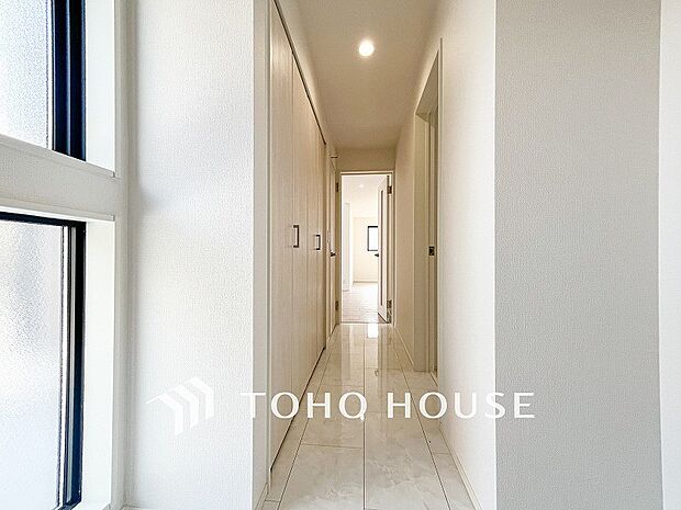 上質感漂う廊下。居住者の帰り、訪れる方を優しく迎える・安らぎに満ちた生活空間を予感させる。