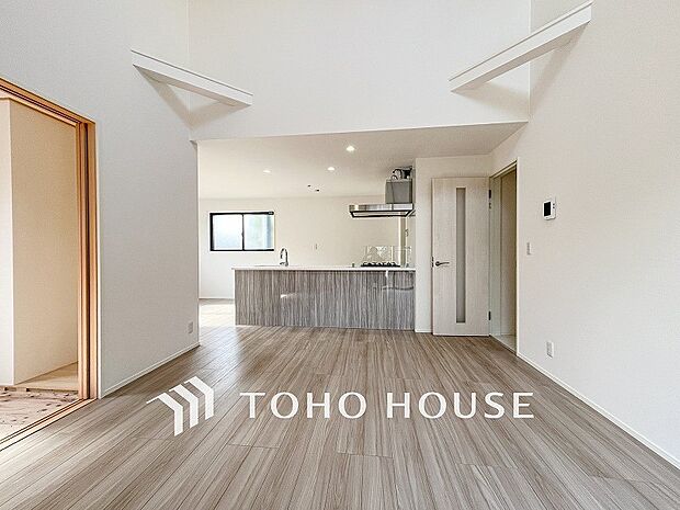 やわらかな陽射しがふりそそぎ、室内に開放感と爽快感をもたらします。