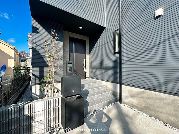 住む人や訪れる人やさしくエスコートする玄関アプローチ。