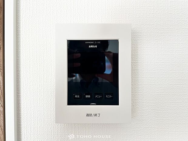 誰が来てもわかる様にモニター付きインターホンを設置。快適と安らぎを合わせた優しい設計。