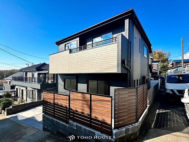 爽やかな青空の下に贅沢なほどに降り注ぐ陽光、豊かな居住性と、クオリティが見事に調和した住空間。