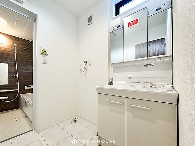 清潔感のあるカラーで統一されたプライベート空間は、身だしなみチェックや肌のお手入れに最適です。