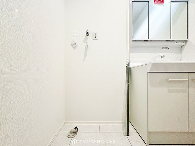 清潔感のあるカラーで統一されたランドリースペース。