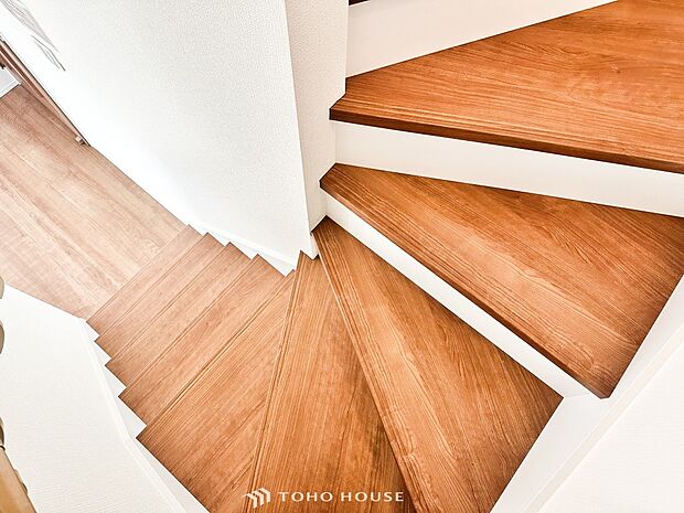 各フロアを結ぶ階段。集いの空間と一人の時間を楽しむプライベートルームをバランスよく繋いでいます。