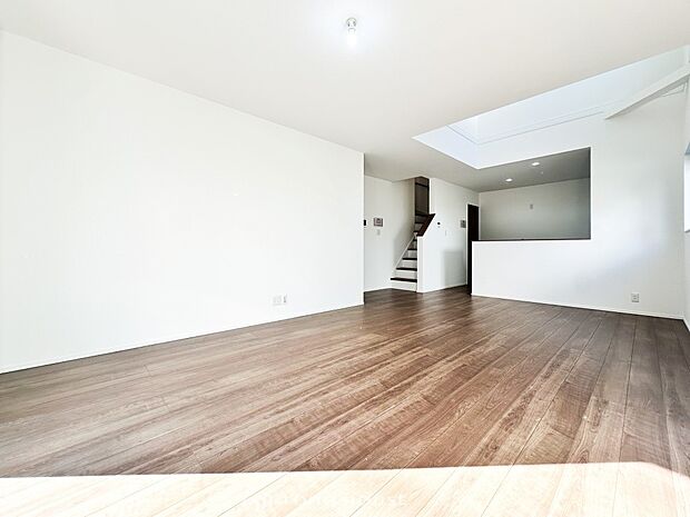 爽やかな色合いのフローリングと清潔感の溢れるクロスが明るい空間を創り出しているリビングダイニング。