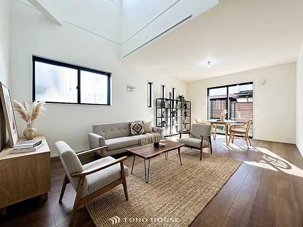 内観)落ち着いた色調のリビングは家族団欒の憩いの場所です。