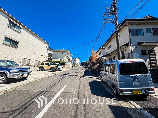 前面道路含む現地写真『快適』は「家」と「街」と「環境」が調和した時に訪れるだと改めて感じさせてくれます。