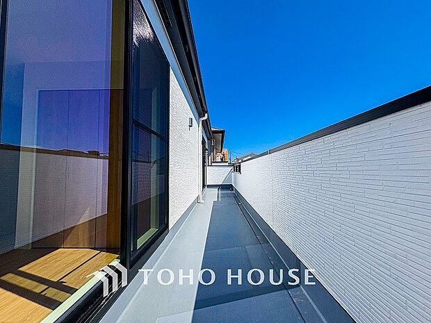 陽光とそよ風に触れることができるバルコニー。