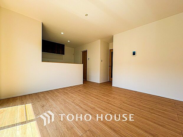 明るく開放的な空間が広がるLDK。室内には豊かな陽光が注ぎ込み、爽やかな住空間を演出