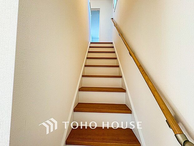 階段にはお子様やお年寄りに安心な手すりをご用意。
