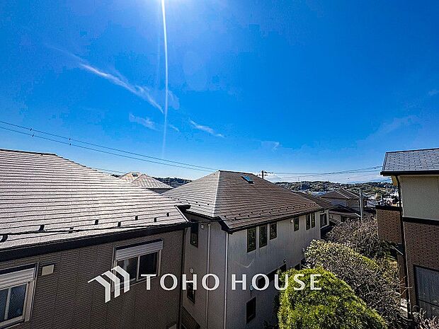 低層住宅が建ち並ぶきれいな街並みが遠くまで見渡せます。