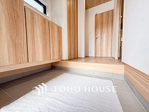 帰り着くたびに洗練されたテイストの空間に迎えられ誇りと喜びを感じる玄関まわりです。