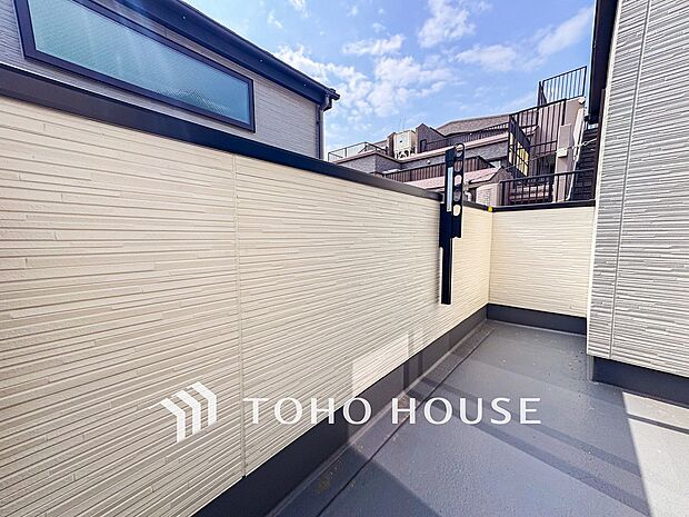 暮らしの中で光と風を演出してくれるバルコニー。