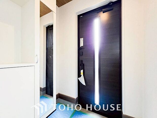 帰り着くたびに洗練されたテイストの空間に迎えられ誇りと喜びを感じる玄関まわりです。