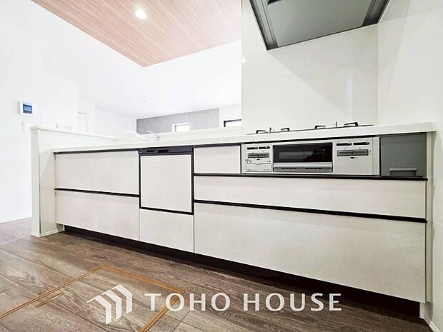 リビング全体が見渡せる配置がされ、ご家族との会話を楽しみながらお料理できます。