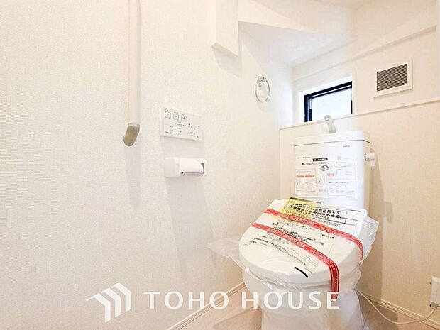 換気と明るさに配慮した清潔感溢れるトイレ。落ち着いた空間で安らぎのひとときをお過ごしいただけます。