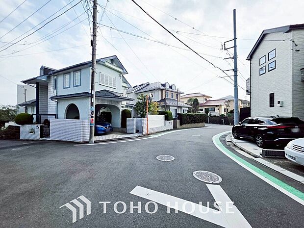 前面道路含む現地写真『快適』は「家」と「街」と「環境」が調和した時に訪れるだと改めて感じさせてくれます。