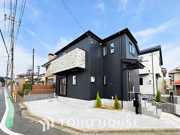 爽やかな青空の下に贅沢なほどに降り注ぐ陽光、豊かな居住性と、クオリティが見事に調和した住空間。