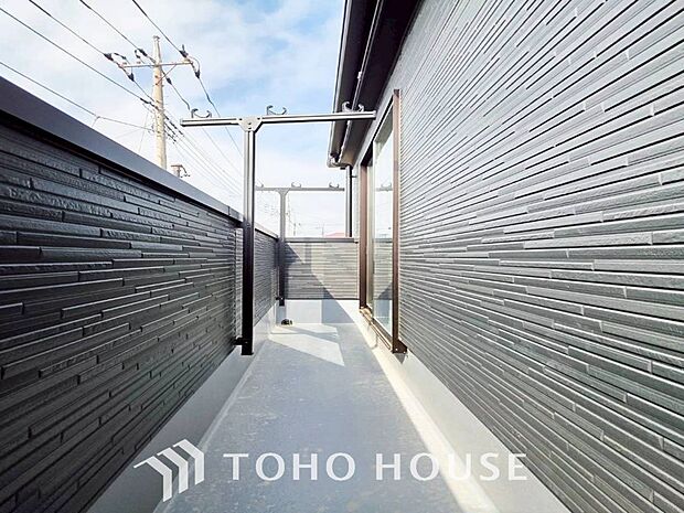 空を近くに、心地よい風を肌で感じることのできるルーフバルコニー。