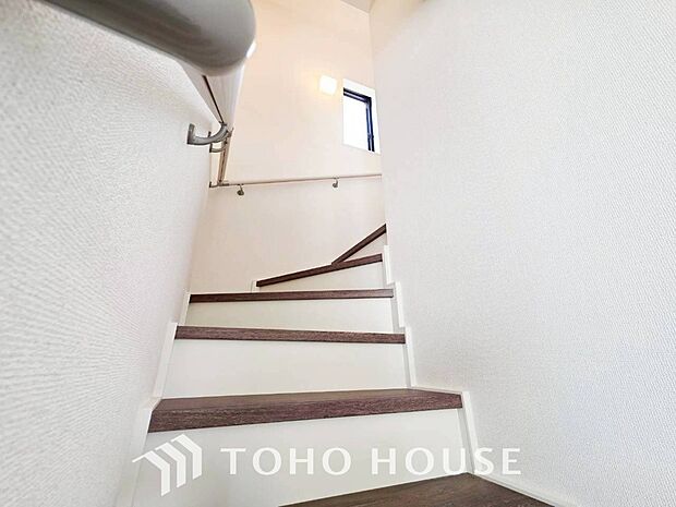 各フロアを結ぶ階段。集いの空間と一人の時間を楽しむプライベートルームをバランスよく繋いでいます。