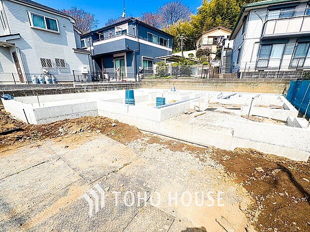 閑静な住宅街の陽当りに恵まれた土地。たくさんの想いが美しいカタチに彩られます。
