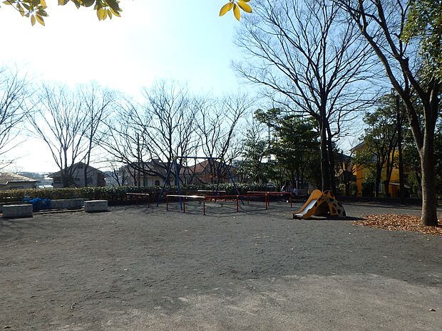 団地から続く緑道の終点にある公園。広くて閑静な公園です。ひとやすみにちょうどよいテーブルとベンチがあります。