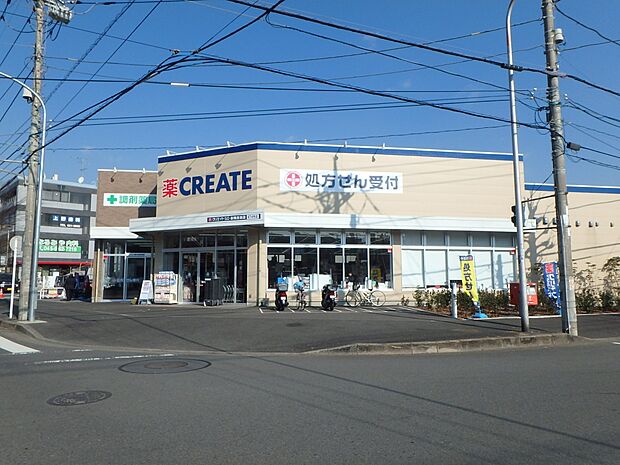 お薬や日用品はもちろん、冷蔵食品・冷凍食品・精肉・お酒などをお手ごろ価格で取り揃える頼もしいお店。