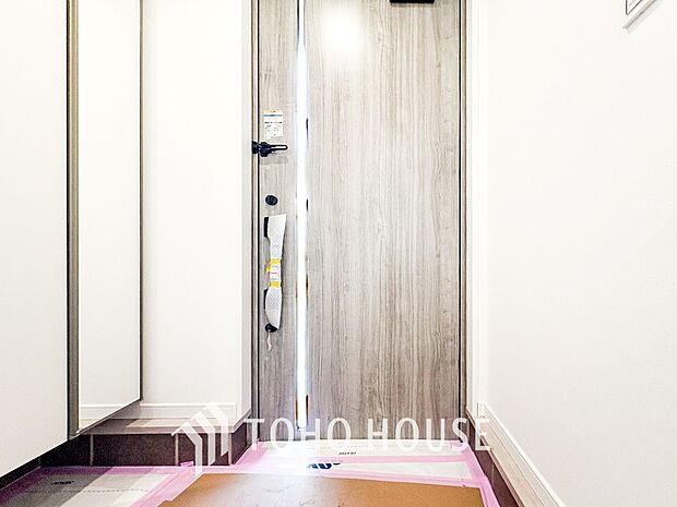 居住者の帰り、訪れる方を優しく迎えてくれる開放感のある玄関。