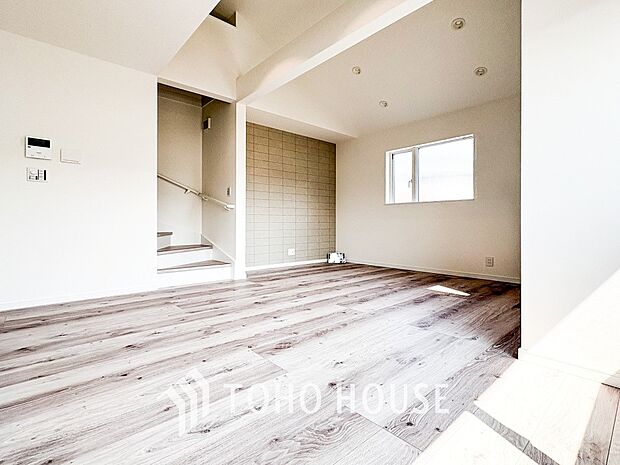 爽やかな色合いのフローリングと清潔感の溢れるクロスが明るい空間を創り出しているリビングダイニング。