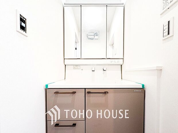 洗面台・洗面所落ち着いた空間を演出するカラーと、ゆったりお使い頂ける広さが魅力のパウダールーム。