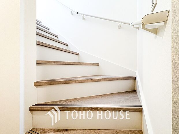 各フロアを結ぶ階段。集いの空間と一人の時間を楽しむプライベートルームをバランスよく繋いでいます。