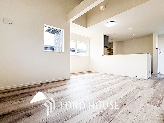 忙しい朝でも、しっかり家族が揃って食事をして頂けるゆとりある大きさのダイニングスペース。