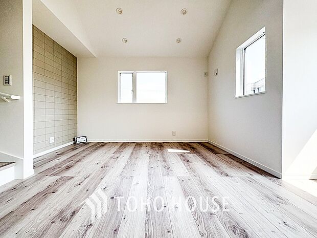 光と風があふれる開放的なリビングダイニングには自然と家族みんなが集まってきます。