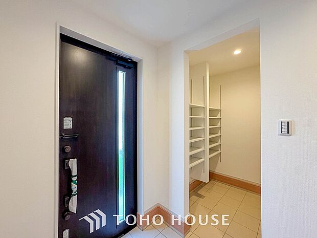 帰り着くたびに洗練されたテイストの空間に迎えられ誇りと喜びを感じる玄関まわりです。