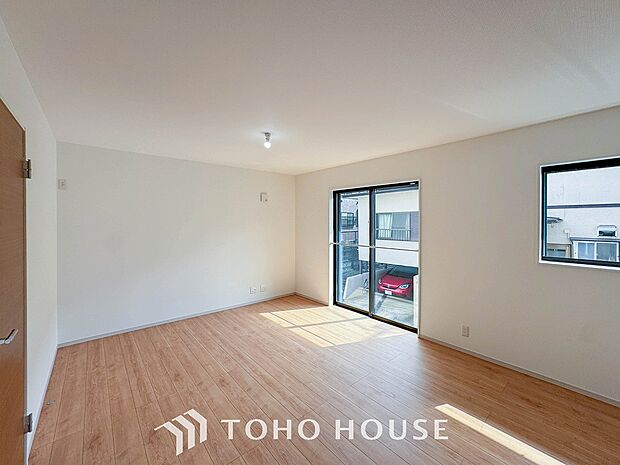 光と風があふれる開放的なリビングダイニングには自然と家族みんなが集まってきます。