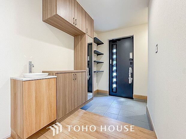 落ち着いた色を基調としていて、明るく優しい玄関となっています。