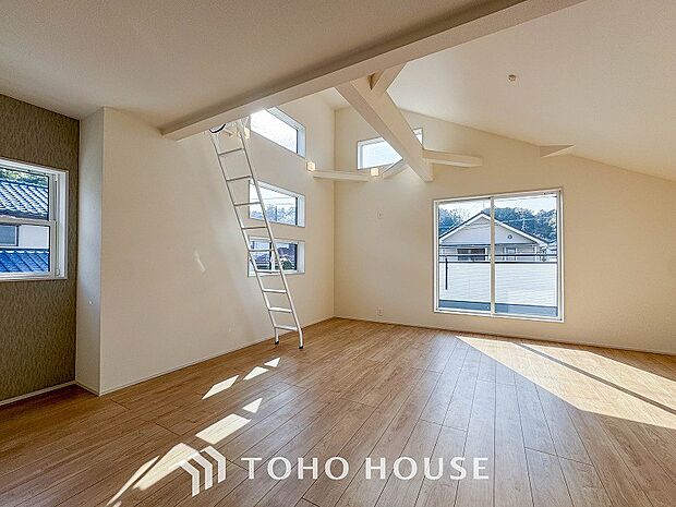 ご家族の笑い声が絶えず聞こえてきそうな広いリビング。柔らかな色調、質感で、ゆったりとしたくつろぎの空間を演出。