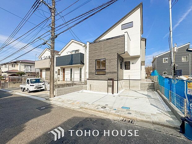 前面道路含む現地写真『快適』は「家」と「街」と「環境」が調和した時に訪れるだと改めて感じさせてくれます。