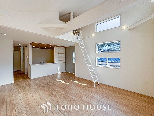 明るく開放的な空間が広がるLDK。室内には豊かな陽光が注ぎ込み、爽やかな住空間を演出。