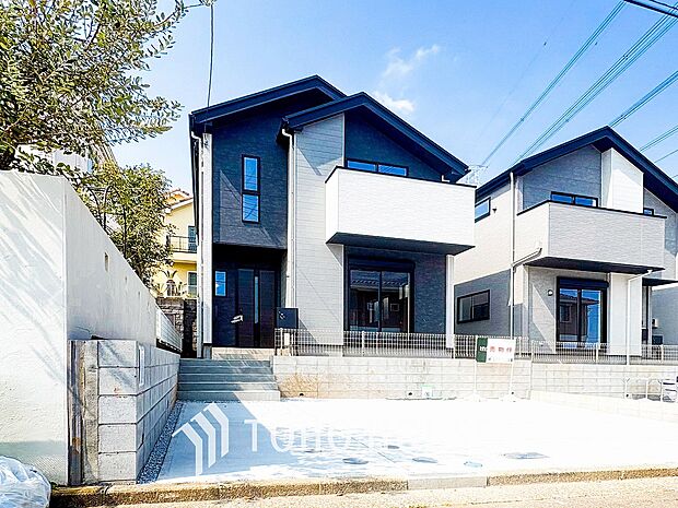 清潔感溢れる玄関がお出迎えする本邸宅の物語は、ここから始まる日常を期待させます。