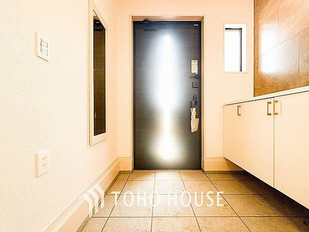 帰り着くたびに洗練されたテイストの空間に迎えられ誇りと喜びを感じる玄関まわりです。