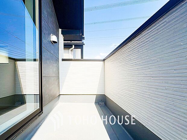 暮らしの中で光と風を演出してくれるバルコニー。