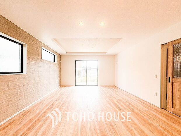 光と風があふれる開放的なリビングダイニングには自然と家族みんなが集まってきます。