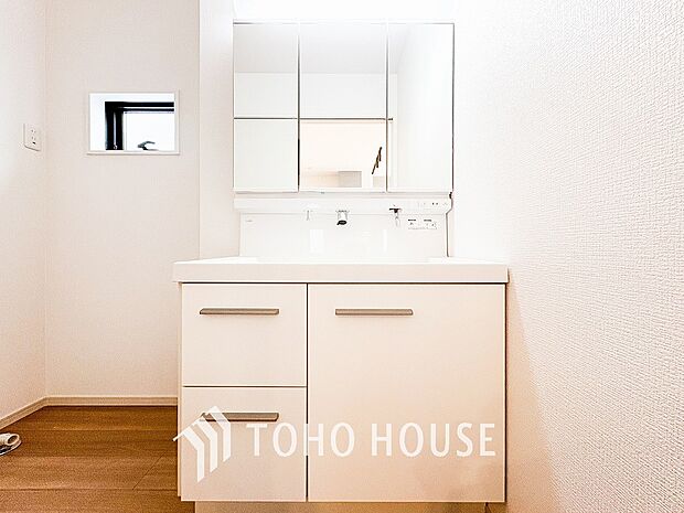 清潔感のあるプライベート空間は、身だしなみチェックや肌のお手入れに最適です。