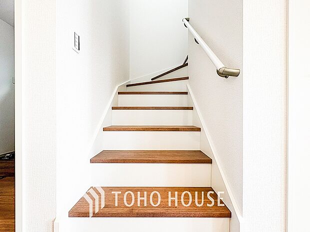 パブリックゾーンとプライベートゾーン繋ぐ階段。豊かな陽光が注ぎ込み、爽やかな住空間を演出。