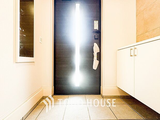 帰り着くたびに洗練されたテイストの空間に迎えられ誇りと喜びを感じる玄関まわりです。