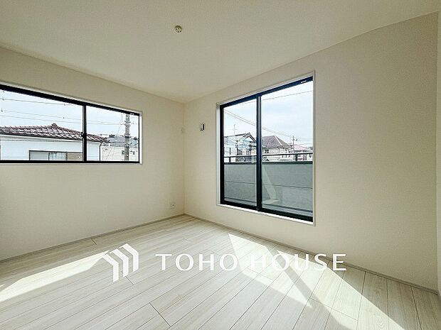 大きな窓からたっぷりと陽光が注がれる明るい空間。家族の成長に対応できる永住仕様の間取り。